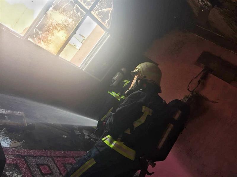 إخماد حريق في بناية تجارية بالشورجة دون إصابات
