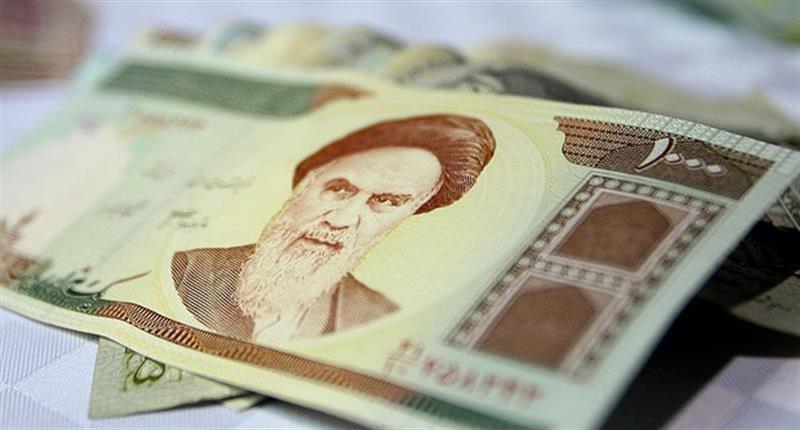 انهيار تاريخي.. الدولار يتجاوز حاجز الـ100 ألف تومان في طهران لأول مرة