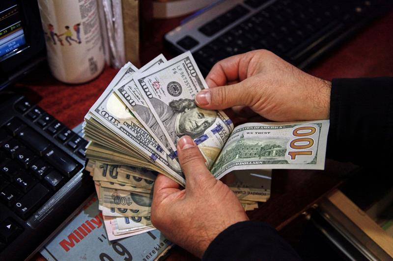 146 ألف دينار لكل 100 دولار.. الدولار ينخفض بشكل ملحوظ في العراق
